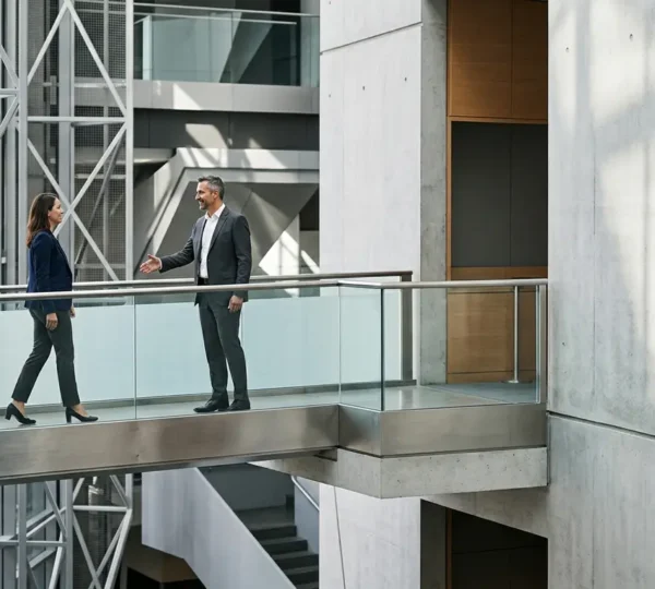 Représentation conceptuelle de la certification ISO 27001 comme pilier de confiance pour les partenaires assureurs dans le domaine de la cybersécurité